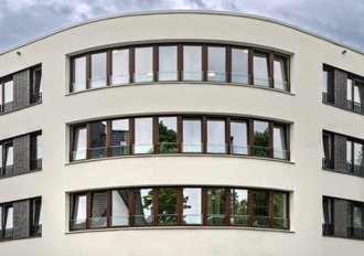 Aluminiowy system fasadowy Schüco FWS 50+ w nowoczesnym centrum opieki .